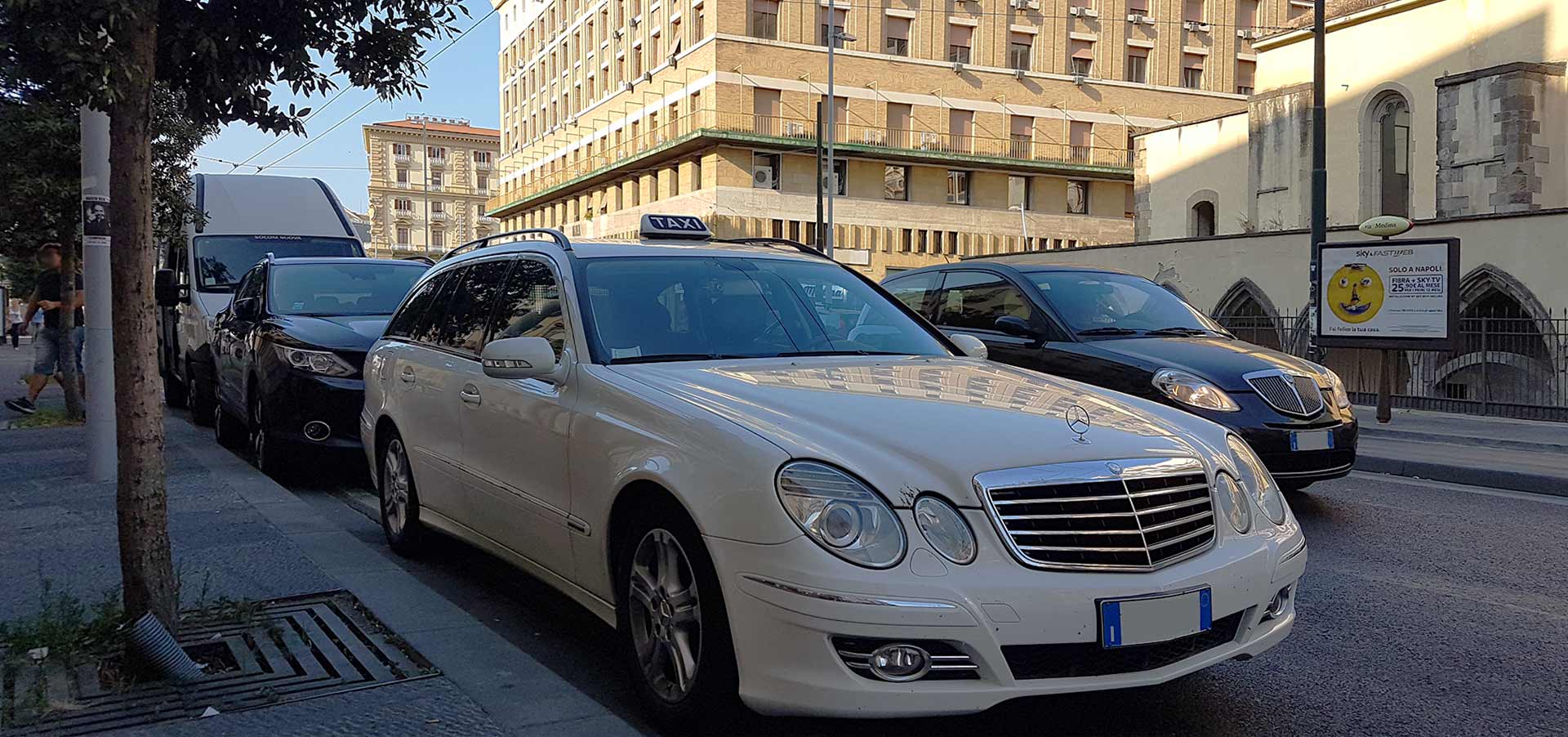 foto mercedes bianco su strada